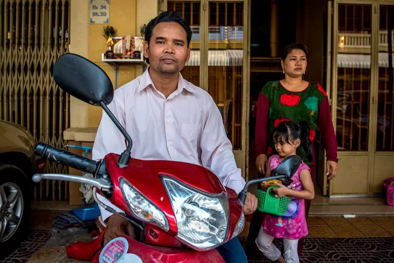 EN SU CASA. Ouch Leng, un activista del medio ambiente, con su familia. foto: Luc Forsyth para The New York Times. 