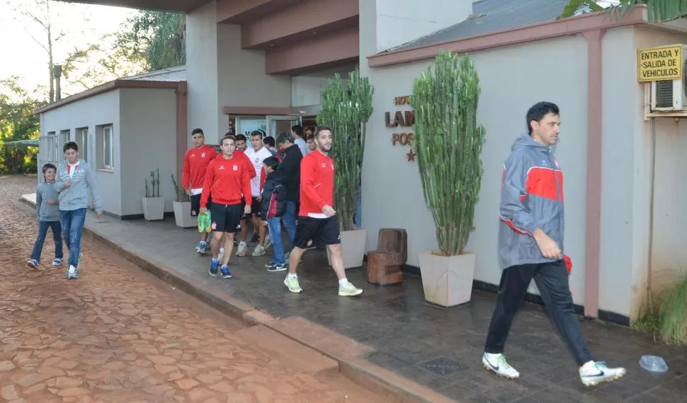 A ENTRENAR. Los jugadores dejan el hotel para partir rumbo al estadio de Brown. 