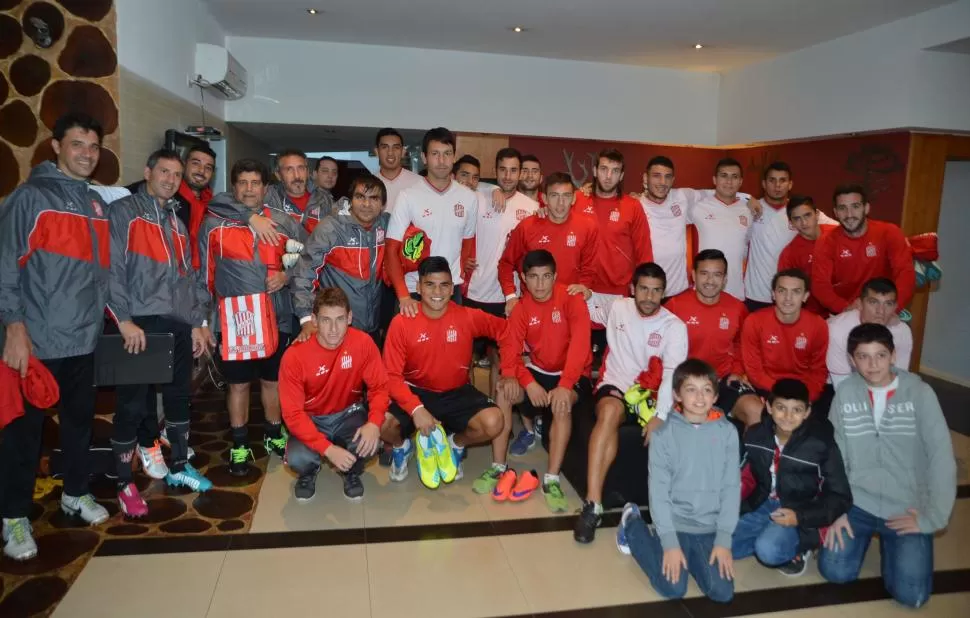 DISTENDIDOS. La delegación “Santa” posó para LG Deportiva en el lobby del hotel, antes de partir rumbo al club donde realizaron la última práctica. El buen clima reinó en el campamento de San Martín. foto de blas martínez (especial para la gaceta)