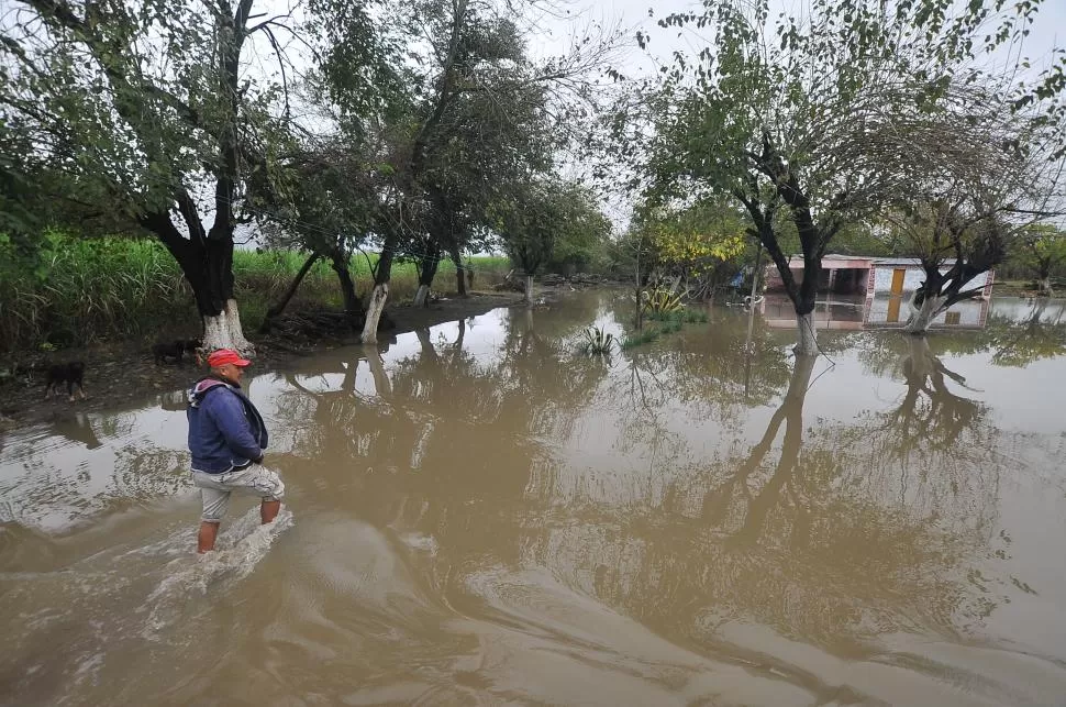 UNA LAGUNA DONDE ANTES HABÍA UN PATIO. Los damnificados del este de Aguilares dijeron a LA GACETA que aún no recibieron ayuda estatal. LA GACETA / FOTOS DE OSVALDO RIPOLL.