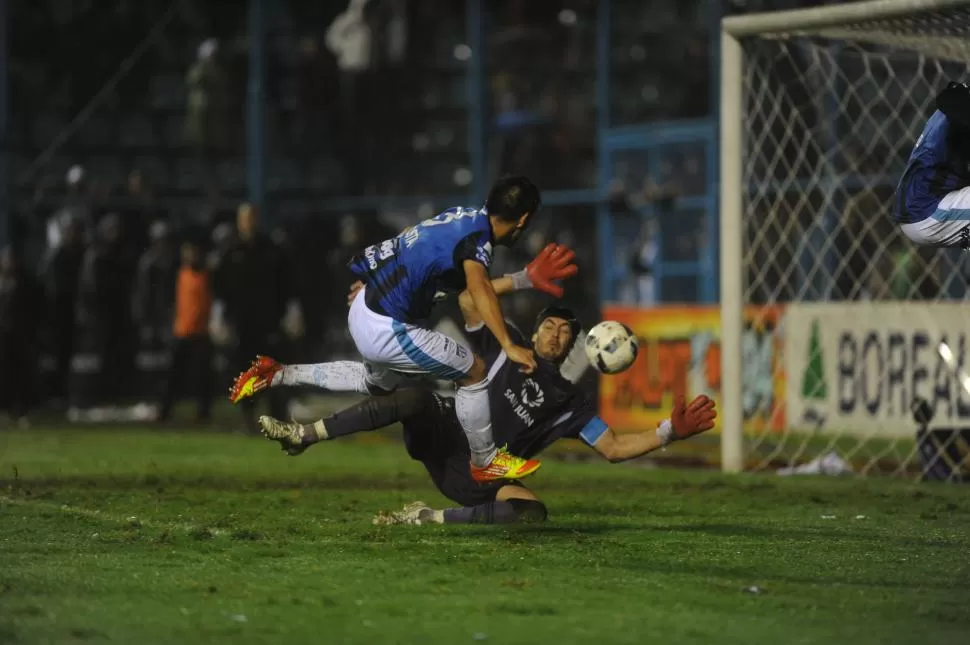 A DORMIR. Ardente, que intenta bloquear a Acosta con los ojos cerrados, será el encargado de buscar el balón dentro de su arco, tras el 2-1 parcial de “BB”. la gaceta / foto de diego aráoz