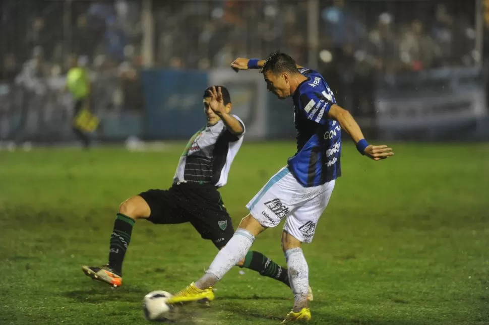 PURA ENTREGA. Leandro González aporta sacrificio, fútbol y goles. Ayer, el volante definió un partido para el infarto. LA GACETA / FOTO DE diego aráoz