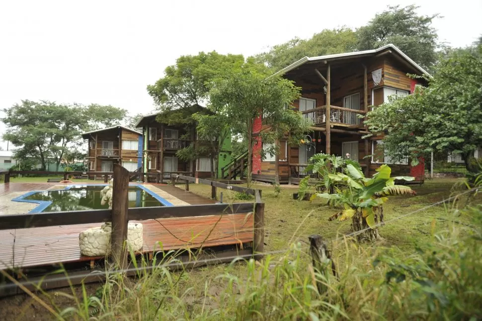 COMPLEJO. En una cabaña que era alquilada por una pareja y su bebé encontraron la droga. La familia logró escapar antes del allanamiento que se realizó el jueves por la noche. Tenían tres armas. la gaceta / foto de inés quinteros orio