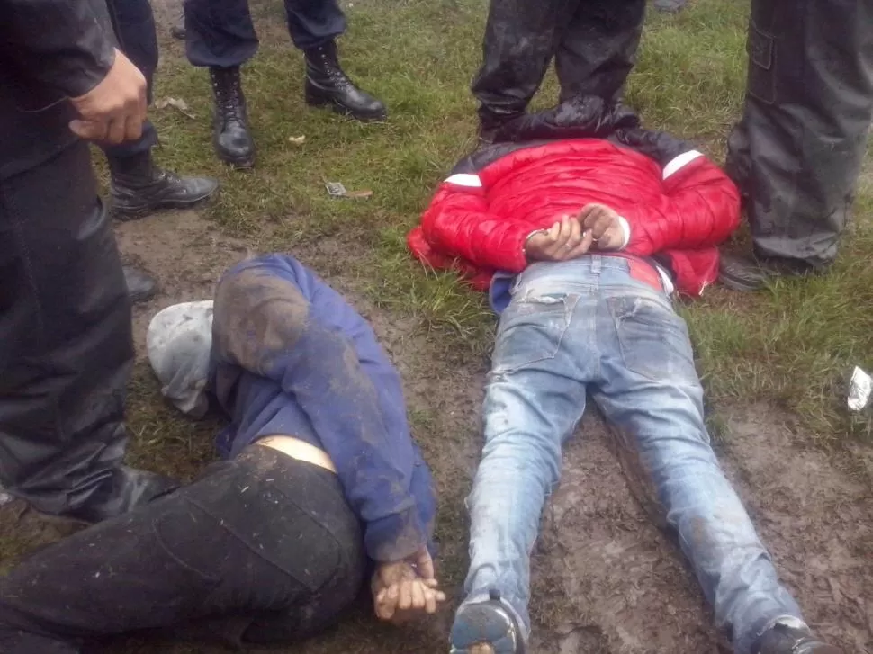 APREHENDIDOS. Los asaltantes recibieron patadas y piñas en el piso. policía de tucumán