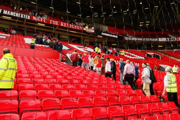 Evacuaron Old Trafford por una amenaza de bomba