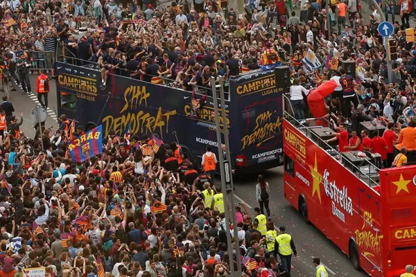 Una multitud copó las calles de Barcelona para festejar con el campeón