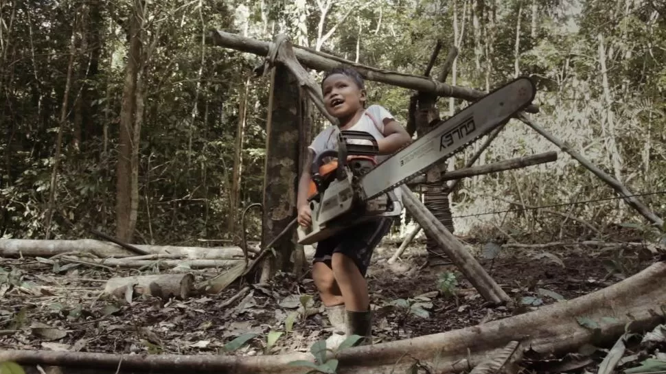 MÁS GRANDE QUE ÉL. Un niño y su motosierra. 