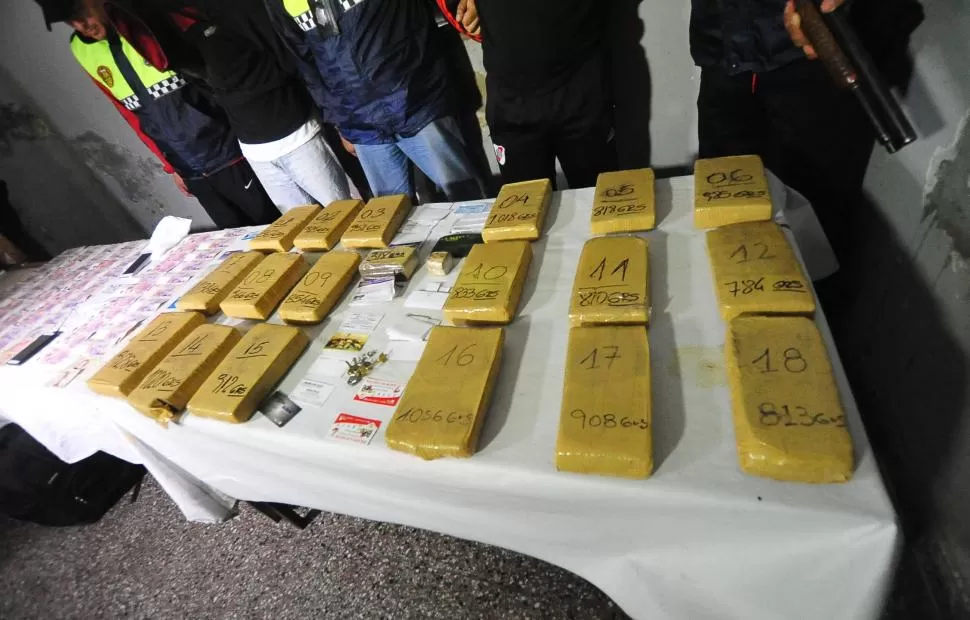 EL ÚLTIMO GOLPE. El personal de la Digedrop muestra los 18 kilos de marihuana que fue secuestrado a un grupo que vendió la droga en el interior. la gaceta / fotos de osvaldo ripoll