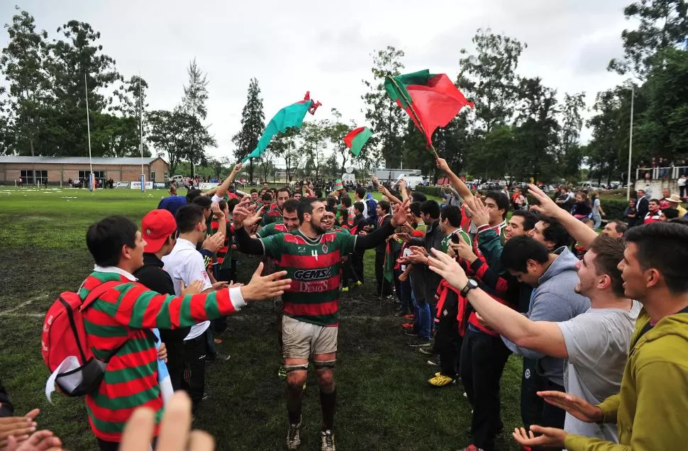 DE FIESTA. Pedro Peluffo encabeza el pasillo de los campeones. Huirapuca impuso sus reglas hasta el último minuto. la gaceta b/ foto de osvaldo ripoll