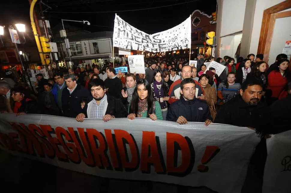 MONTEROS. Vecinos marcharon en 2015, tras el crimen de una joven. la gaceta / foto de osvaldo ripoll