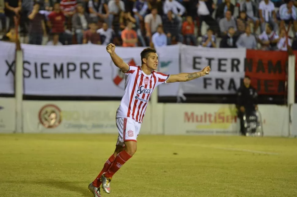 FESTEJO. Gonzalo Rodríguez celebra el golazo de Oscar Mamaní que era el 1-0. Después, el equipo se durmió, dejó crecer a su rival y lo terminó pagando muy caro. fotos de blas martínez ( especial para la gaceta)