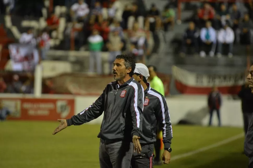 ¿QUÉ PASÓ? En la imagen, el técnico Diego Cagna parece consultarles a sus jugadores las causas de su floja tarea. foto blas martínez (especial para la gaceta)