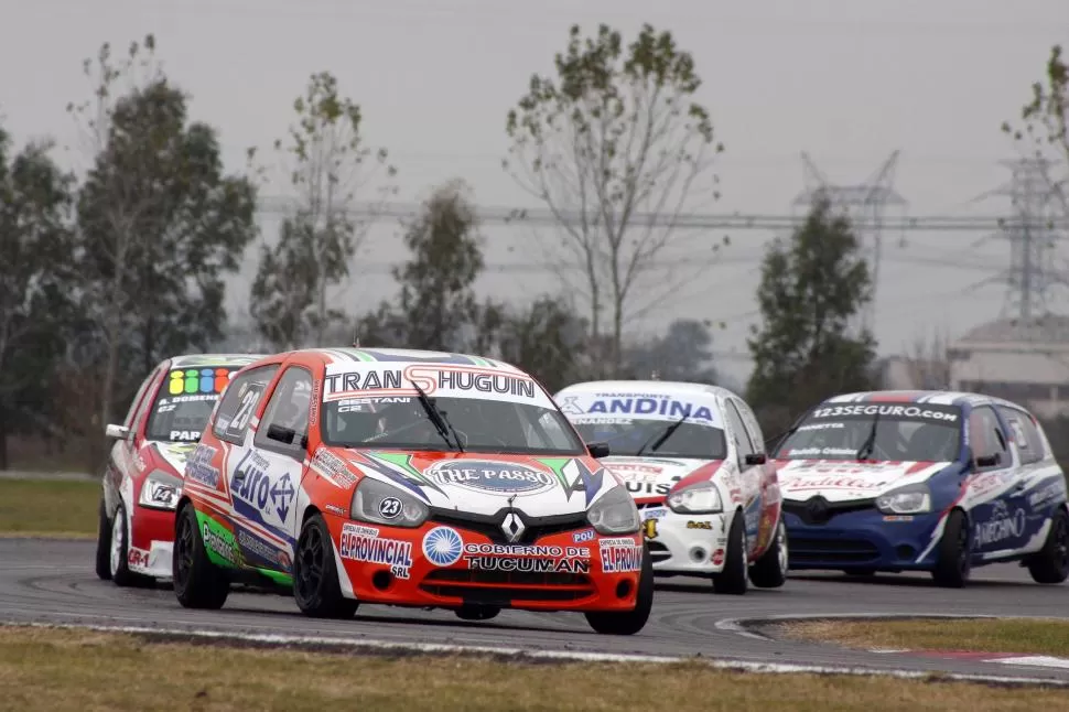 SÓLIDO. Maximiliano Bestani transita con su Renault Clio a toda velocidad por la pista del “Roberto Mouras”, con varios rivales persiguiéndolo muy de cerca. prensa maximiliano bestani