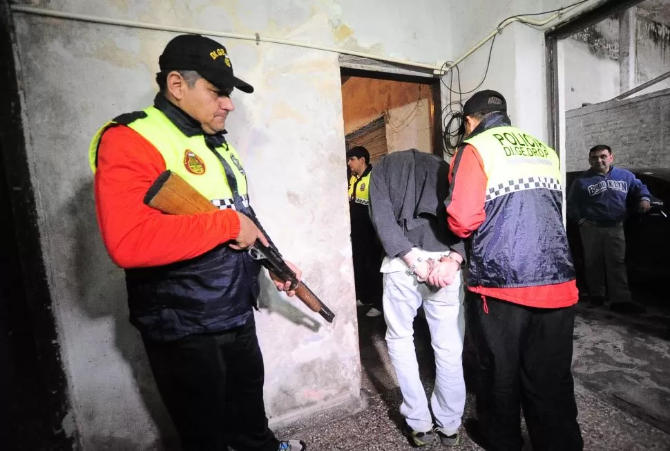 BIEN CUSTODIADO. “Pichila” cuando era trasladado por los policías.  