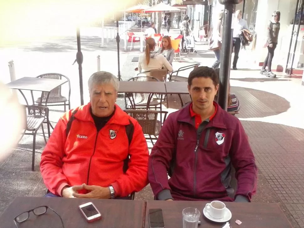 LA DUPLA. Zuccarelli y su hijo Martín dirigen a Guaraní Antonio Franco. la gaceta / foto de miguel décima