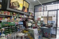 Asaltaron un drugstore y los atraparon gracias a la picardía de un cliente