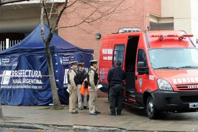 Se mató al caer desde el piso 11 cuando se asomó para llamar a su mamá