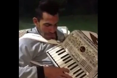 Video: Tevez demostró sus dotes musicales al ritmo de un acordeón