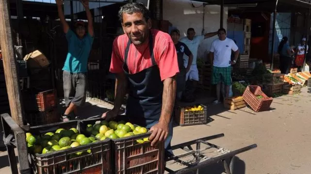 TRABAJO. Las largas horas de labor en el Mercofrut no impidieron que Juan Lazo jugara en la Liga Tucumana. la gaceta / archivo