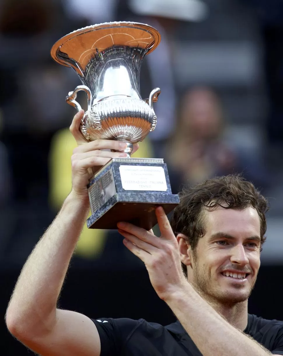 CON GLORIA. Murray muestra el trofeo que ganó en el Foro Itálico. reuters