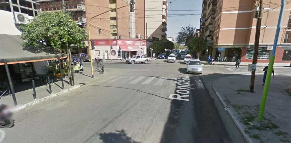 EN ESTA ESQUINA FUE EL FALLIDO INTENTO DE ROBO DE UNA MOTO. FOTO TOMADA DE GOOGLE STREET VIEW