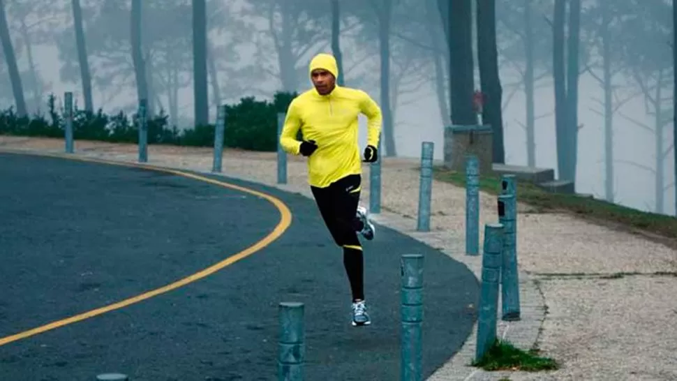 SALÍ A CORRER PERO CUIDATE. Que el frío no sea un impedimento para quedarte quieto; el calentamiento y la vestimenta son claves. 