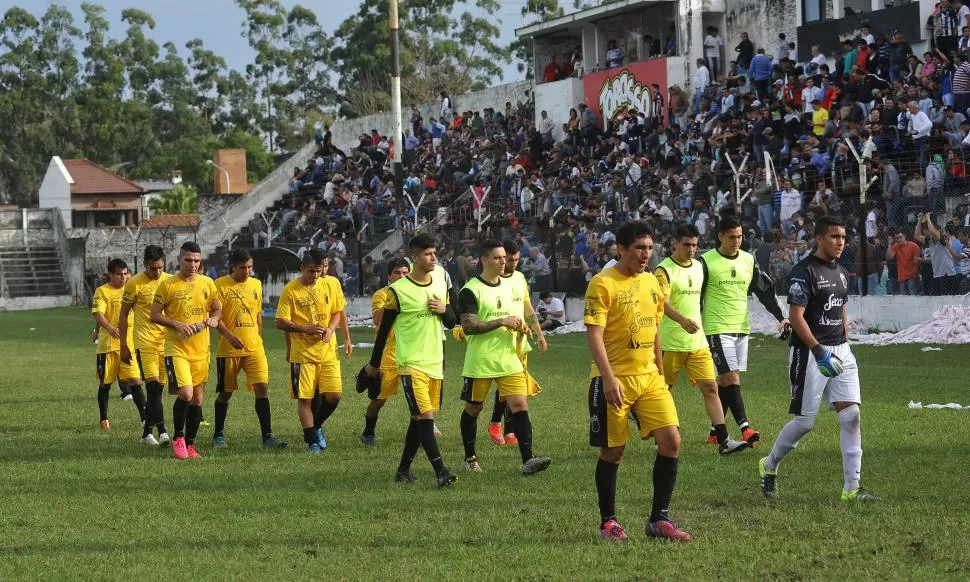 DEJARON TODO. Los jugadores de Concepción FC se retiran del campo de juego lamentando la derrota que sufrieron. la gaceta / foto de osvaldo ripoll