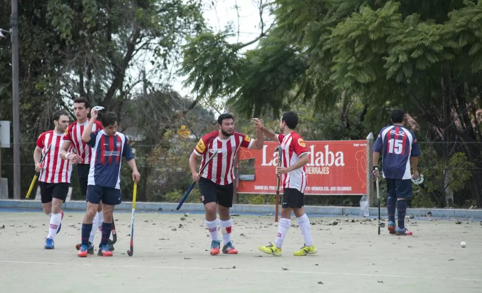 EL “SANTO” GOLEÓ Y SIGUE ARRIBA. Leandro Micieli (izquierda) se saluda con Serrano luego de marcar uno de los goles. LA GACETA / FOTO DE FLORENCIA ZURITA