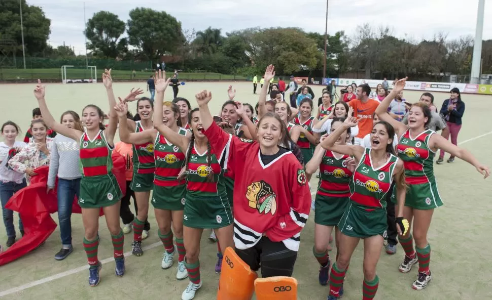 FIESTA EN CONCEPCIÓN. Las chicas de Huirapuca celebran el título y el ascenso. la gaceta / foto de florencia zurita