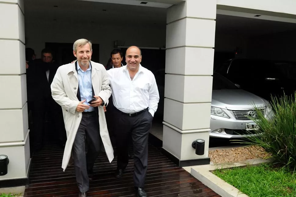 FRIGERIO Y MANZUR. La imagen fue tomada en la casa del gobernador tucumano, durante una visita del ministro. FOTO ARCHIVO