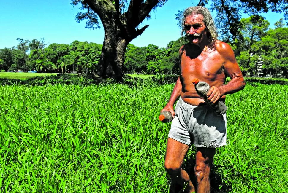 PREPARACIÓN. “Tony” entrena todos los días en el parque 9 de Julio, con pesas improvisadas y descalzo. la gaceta / foto de maria silvia granara