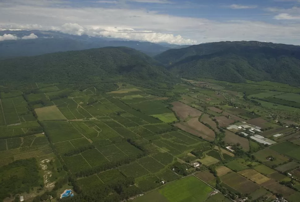 ESPACIO GEOGRÁFICO. Vista aérea de Villa Nougués y San Pablo. LA GACETA / FOTO DE FOTO DE JORGE OLMOS SGROSSO