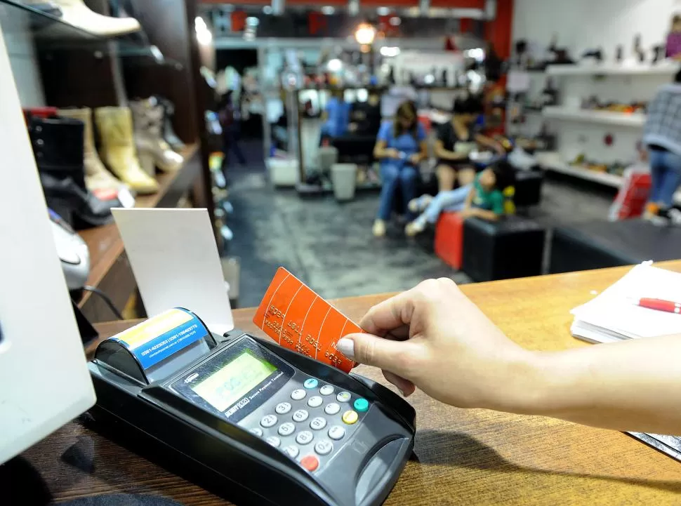 PAGAR MENOS Y AHORRAR. La búsqueda de promociones y de descuentos es el principal argumento de los consumidores para usar la tarjeta. LA GACETA / FOTO DE HECTOR PERALTA