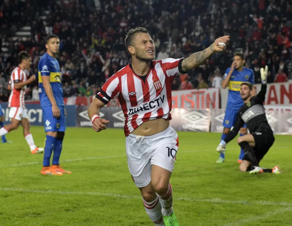 VERDUGO. Gastón Fernández festeja el 1-1 parcial del duelo de anoche. En el fondo, Sara, de pésima noche, protesta. telam