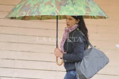 Abrigo y paraguas no deben faltar hoy para salir a la calle