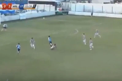 Sin tocar el suelo: el increíble gol en la B Metropolitana que da vueltas por el mundo