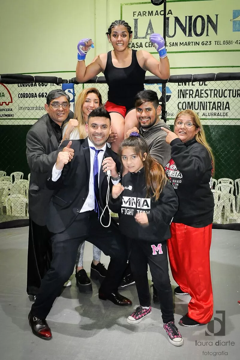 VICTORIOSA. La “Leona” Febe Gómez Juárez junto a sus afectos. gentileza Laura Diarte 