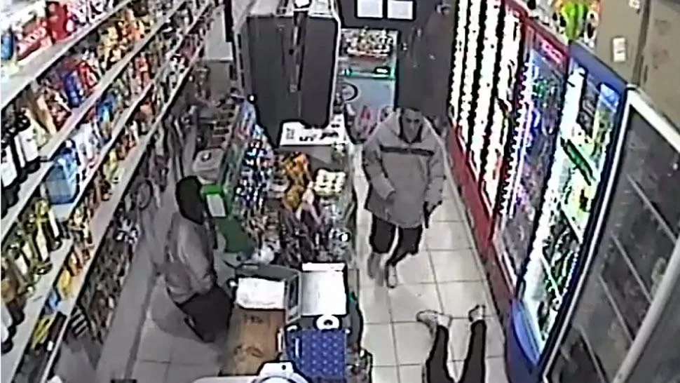 Video: así fue el robo de los ladrones que no pudieron arrancar la moto