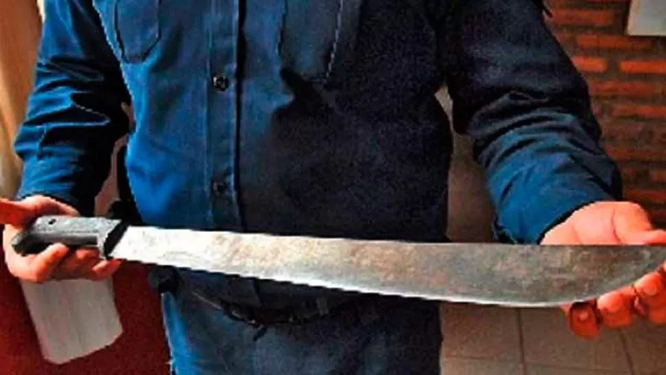 INSEGURIDAD. Los delincuentes usaron un machete de 60 centímetros para amedrentar a la víctima. IMAGEN ILUSTRATIVA