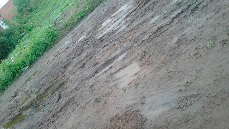 Los chicos salen en ojotas hasta la parada para ir a la escuela