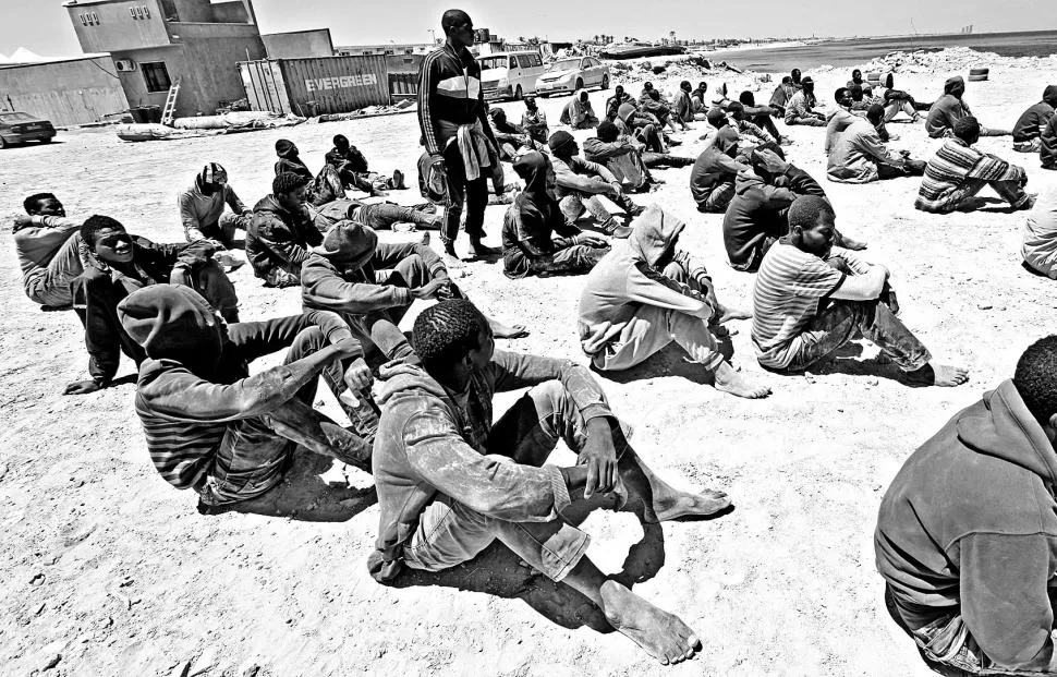 PRESOS. Migrantes libios fueron detenidos en Trípoli al intentar cruzar a la UE. reuters