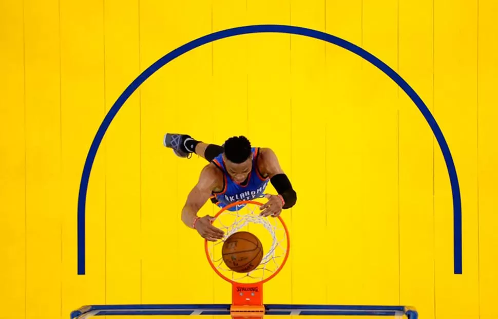 EXPLOSIV0. Russell Westbrook anotó 18 de sus 27 puntos en el tercer cuartio, robó siete balones y dio 12 asistencias.
FOTO TOMADA DE NBA.COM