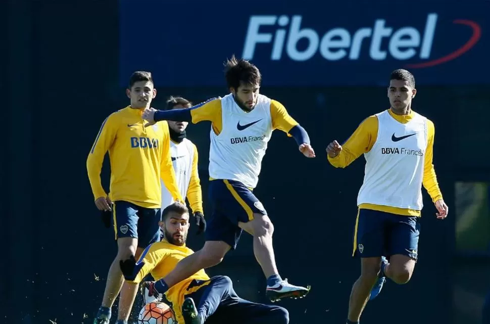 UNO MÁS. Peruzzi barre a Lodeiro, que ayer se entrenó normalmente. twitter / bocajrsoficial