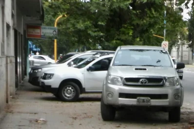 En avenida Sarmiento y Salta estacionan sobre la vereda
