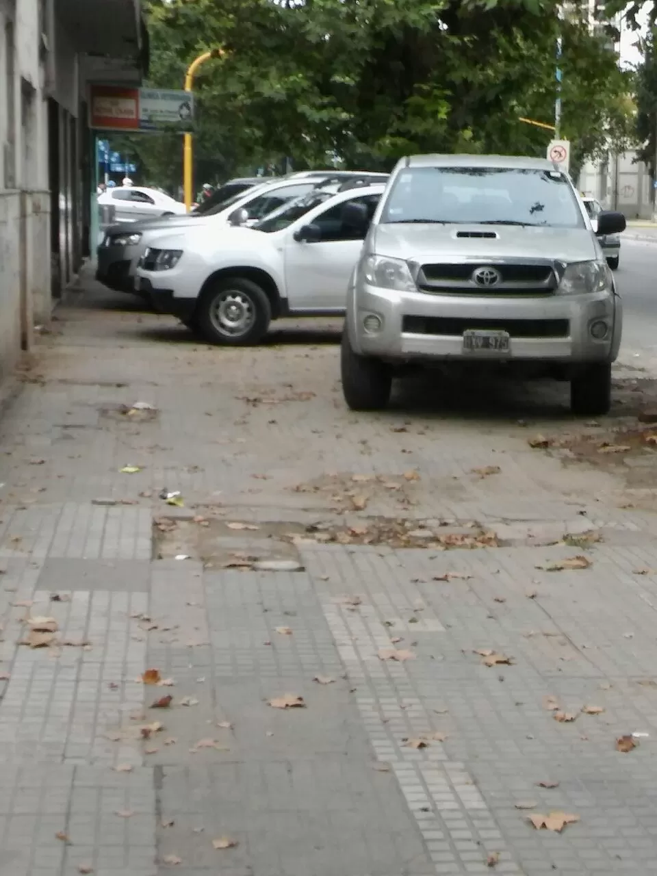 -EN SARMIENTO Y SALTA ESTACIONAN SOBRE LA VEREDA.-