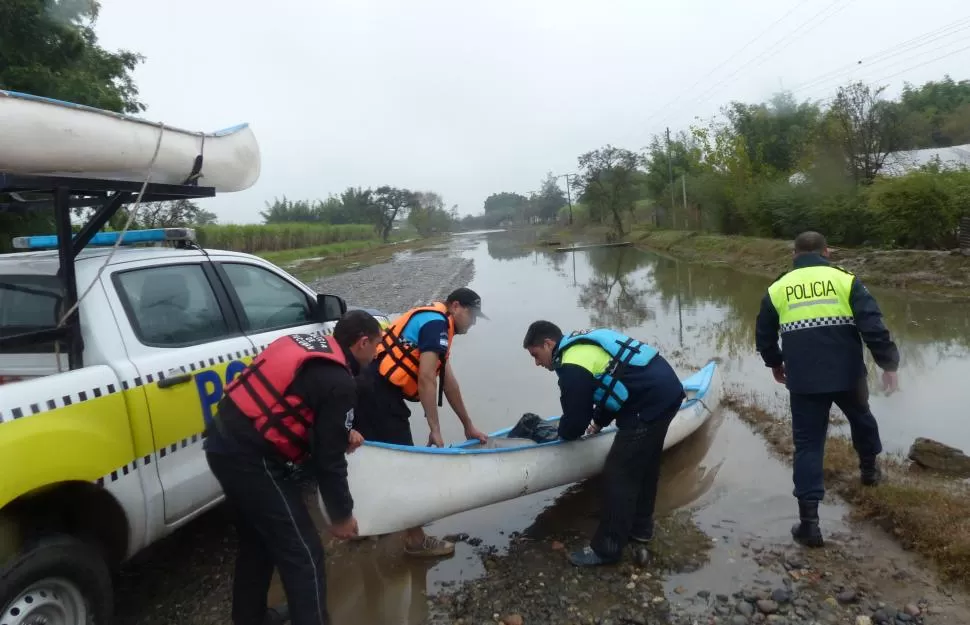 SITUACIÓN EXTREMA. La Policía Lacustre habilita una canoa para llevar alimentos a vecinos de Los Agudo. Es una de las embarcaciones empleadas para asistir a pobladores, que no pueden dejar el lugar por sus propios medios. la gaceta / foto de osvaldo ripoll 