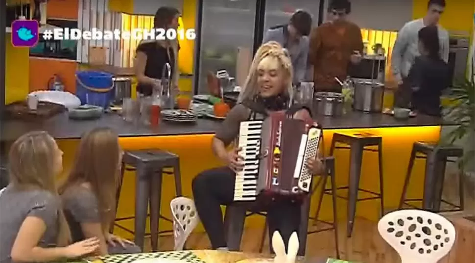 Azul le pone ritmo de cumbia a la casa de GH. CAPTURA DE AMÉRICA TV