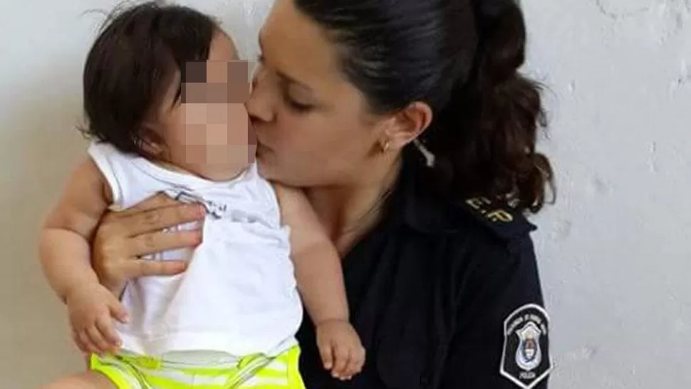 MADRE E HIJA. La agente con su hijita. FOTO TOMADA DE POLICIALESAHORA.BLOGSPOT.COM