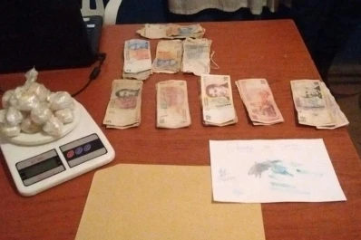 Un padre vendía droga acompañado por sus hijos y lo atraparon