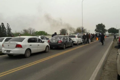 Una protesta de remiseros dificulta el acceso al aeropuerto de Tucumán